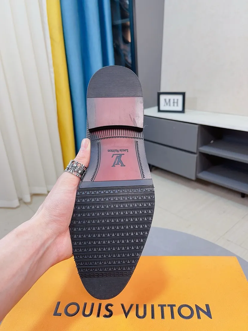 Ex-factory price 458🌹🌹【Louis Vuitton] LV official website synchronizes casual formal leather shoes, imported Italian first-layer calfskin, the leather feels natural and comfortable, and the flowing shoe body design embodies an extraordinary superior wearing experience. Smooth and tight hand-stitched seams achieve extraordinary noble taste. The lining is made of cowhide, which is high-end, comfortable and breathable, telling the man's high-spirited heart. Number of items in stock: 38-44 45 can be customized.
